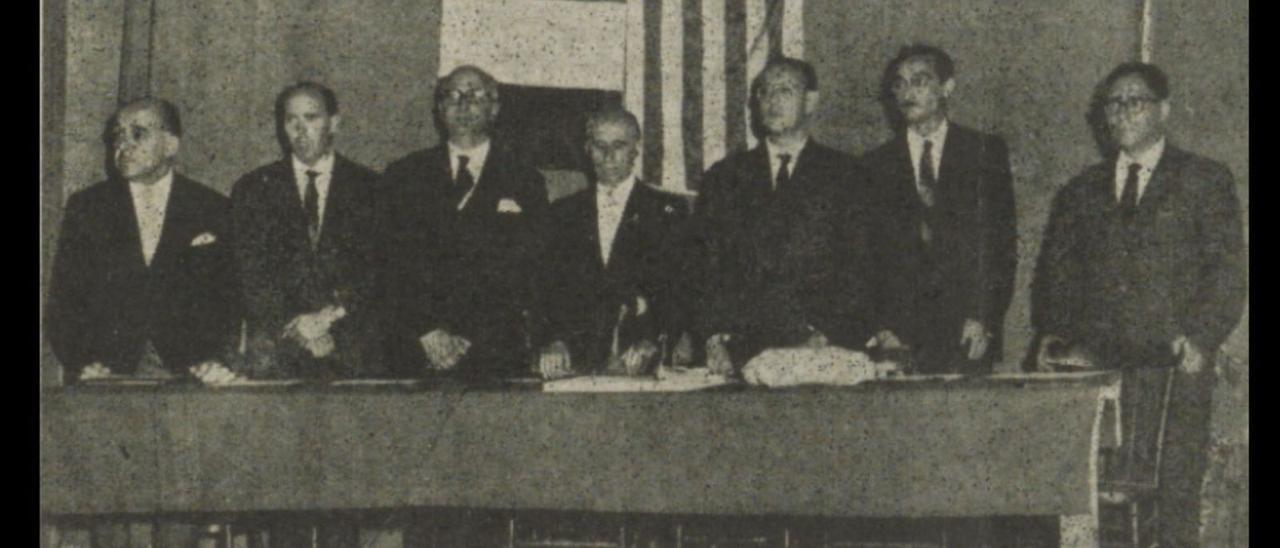 Joan Fuster, segón a la dreta, en el Jocs Florals de la 
Llengua Catalana a l’Alguer l’agost de 1961; al seu costat, 
en l’extrem, Jordi Arquer. levante-emv