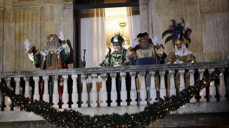 Multitud de personas lanzan confeti y serpentinas a los Reyes en Marqués de San Esteban.