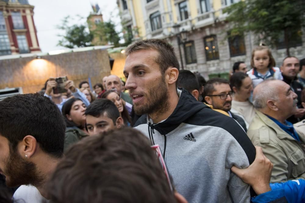 Jugadores del Real Oviedo visitan el chiringuito de la APARO en San Mateo