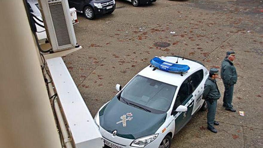 La Guardia Civil durante un servicio en El Puente de Sanabria.