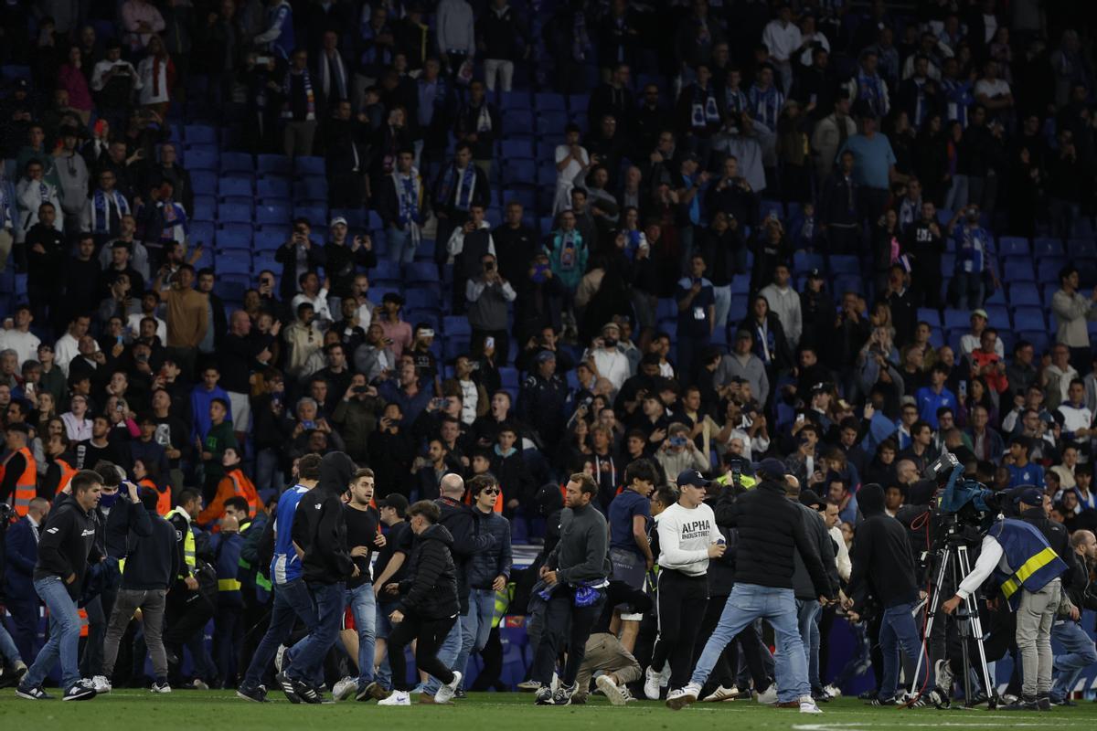 Espanyol Barcelona - FC Barcelona, 34. Spieltag im RCDE Stadion: Fans laufen ach dem Spiel aufs Feld. Foto: