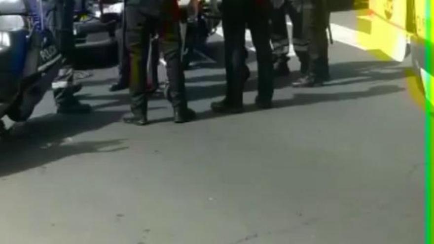 Un vehículo embiste a un policía nacional que iba en moto cuando cede el paso a un peatón