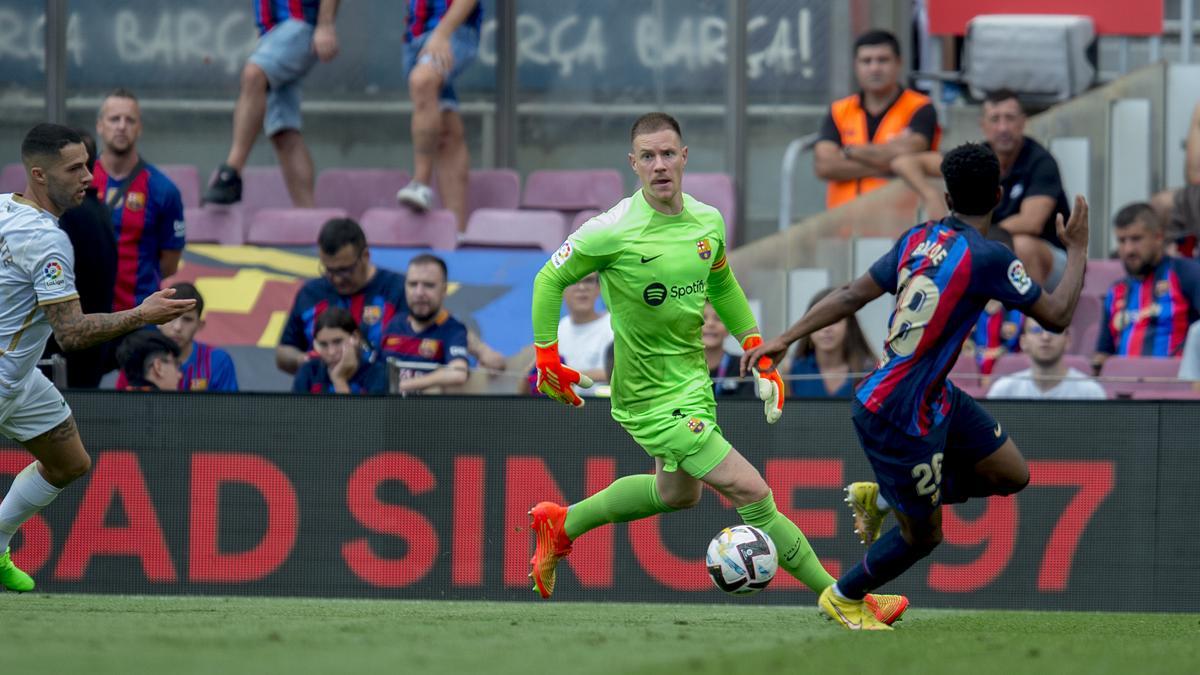 Ter Stegen intenta lanzar un pase, frente a Balde, en el Barça-Elche.