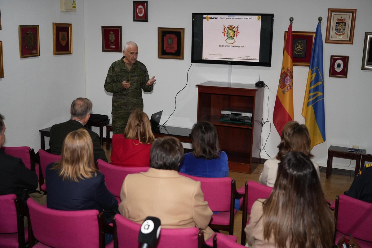 La ministra de Defensa, Margarita Robles, atiende a la intervención del director de Asistencia al Personal, general de división Joaquín Salas, este viernes