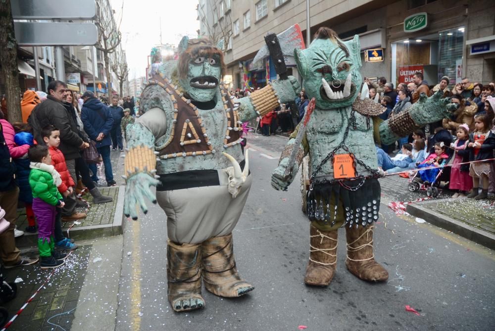 El desfile de comparsas llena las calles de la ciudad de disfraces, colores y buen humor.