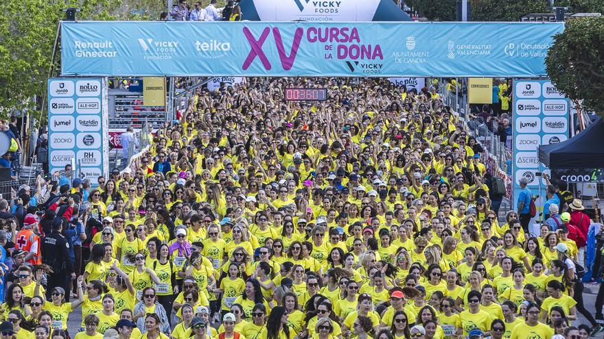 Miles de mujeres en la XV Cursa de la Dona Vicky Foods de Gandia