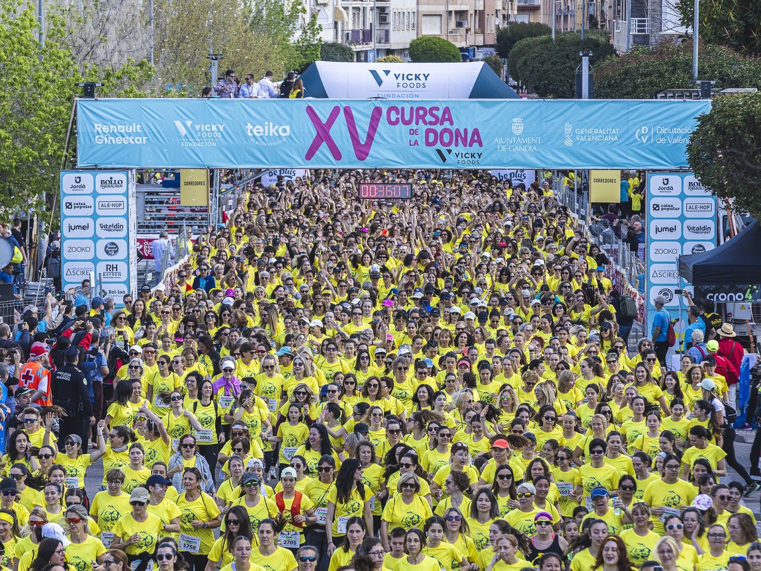 Miles de mujeres en la XV Cursa de la Dona Vicky Foods de Gandia