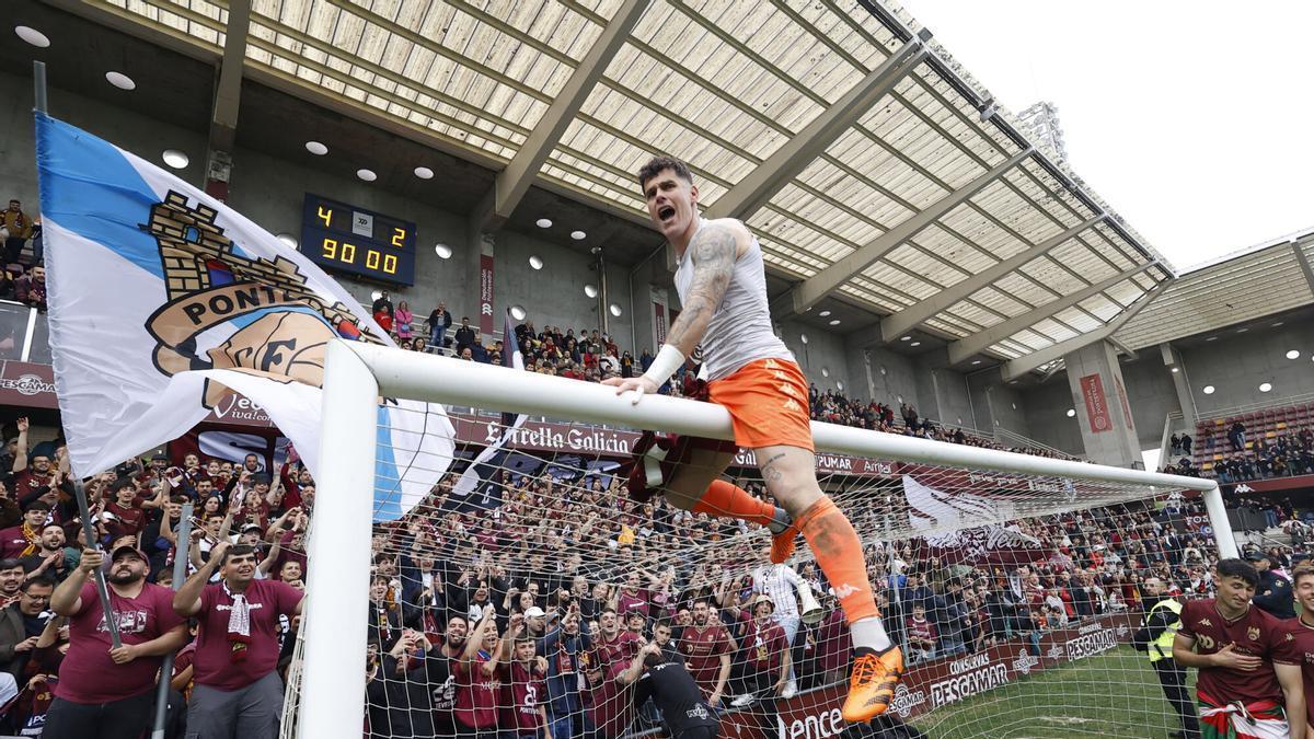 Edu Sousa celebrando el último ascenso del Pontevedra CF a Primera Federación en Pasarón.