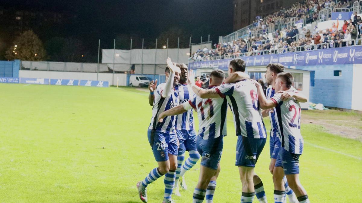 Los jugadores del Avilés celebran un gol