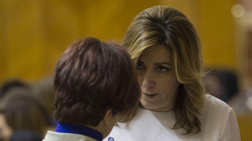 La presidenta de la Junta de Andalucía, Susana Díaz (d), conversa con la portavoz adjunta de Podemos, Esperanza Gómez, en el Parlamento andaluz en Sevilla.