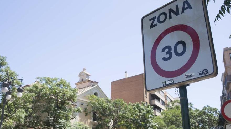 La ordenanza estudiará si se extiende el límite 30 km/h, mejorar el uso de la bici o modificar la ORA