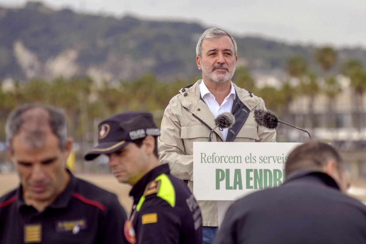 Collboni presenta el refuerzo de servicios en Barcelona para el verano