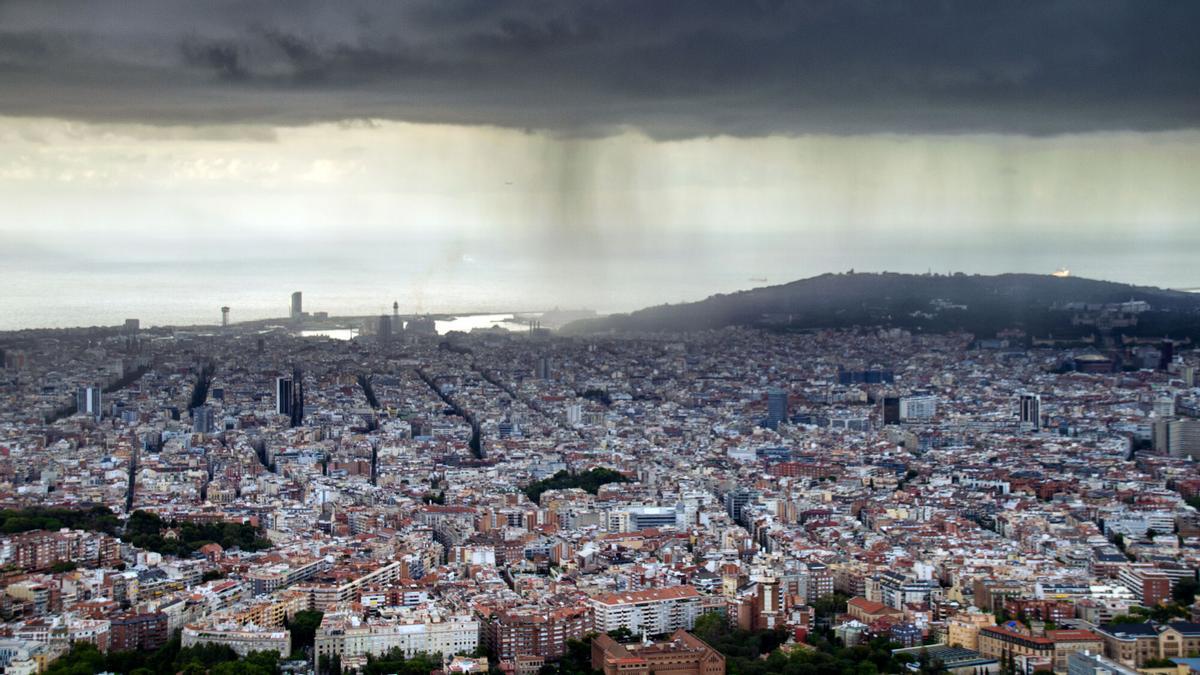 Nubes y lluvia sobre la ciudad de Barcelona.