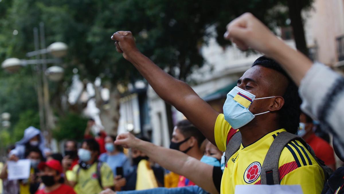 Colombianos de Córdoba apoyan a su pueblo tras la respuesta del gobierno de Colombia a las protestas.