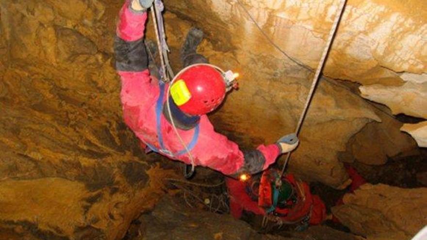 Operativo de rescate de cuatro espeleólogos portugueses en una cueva cántabra