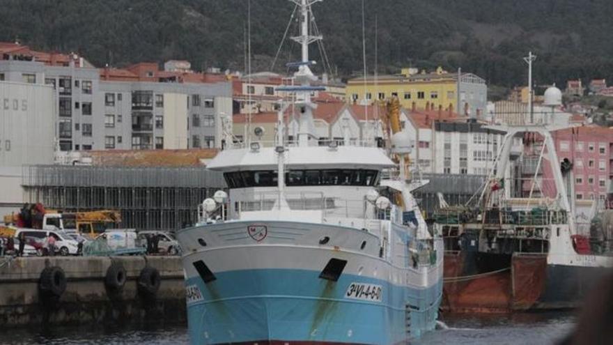 El “Playa Menduiña Dos”, este domingo a su llegada a Cangas. / SANTOS ÁLVAREZ