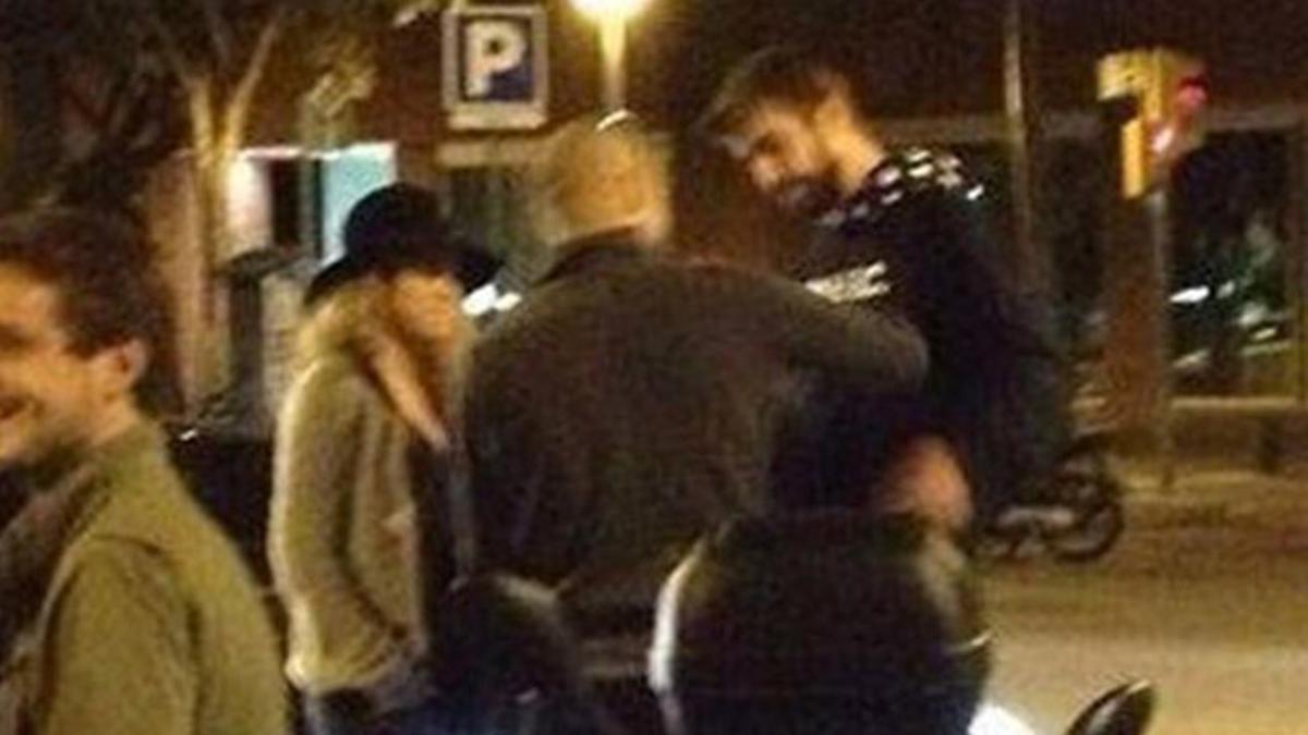 Piqué y Shakira, charlando en la calle con Pep Guardiola