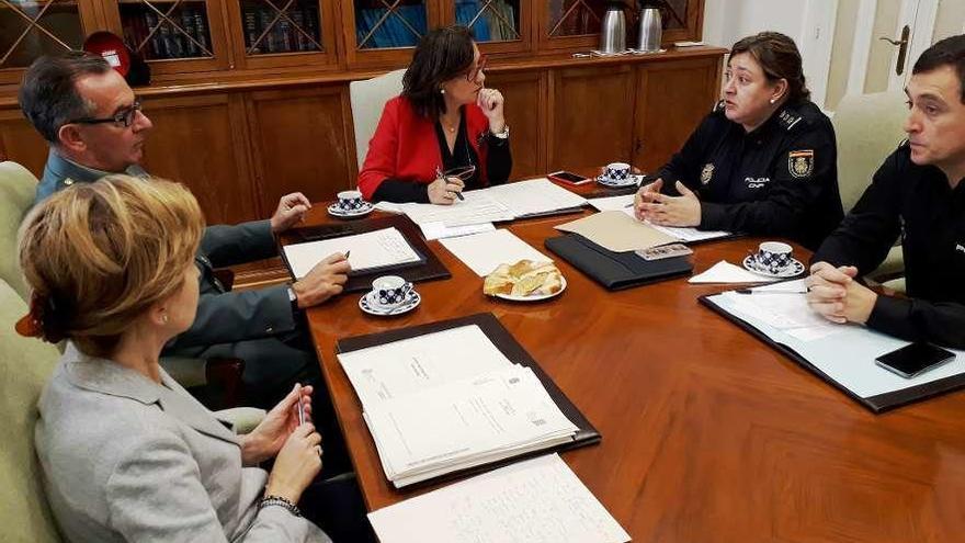 Maica Larriba, con los responsables de la Policía Nacional y Guardia Civil en la junta de seguridad. // FdV