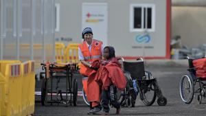 Diecisiete menores entre los 83 ocupantes del cayuco rescatado a 19 kilómetros de El Hiero