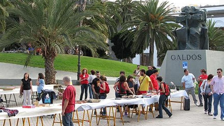 Imagen de la Plaza de la Feria durante la primera edición de `Trueque de Arenales´.