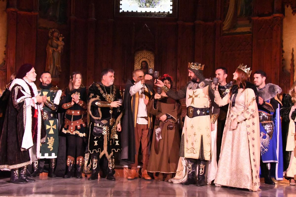 Brindis del pregonero junto a la corporación municipal.