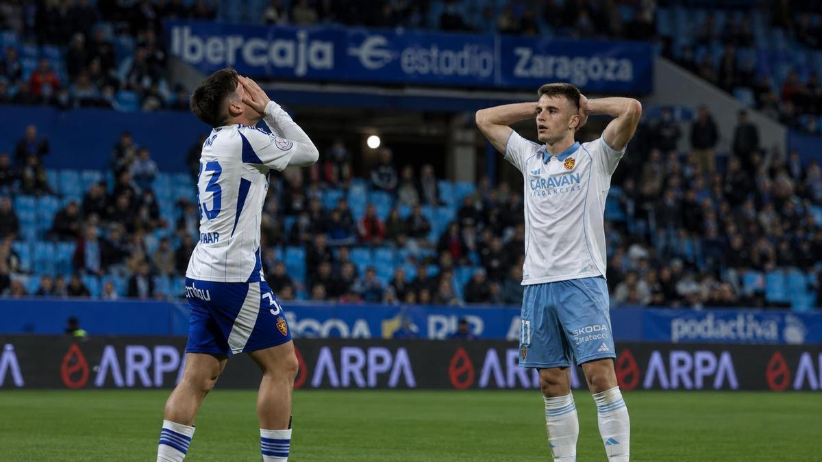Liso y Bazdar se lamentan con la camiseta zaragocista.