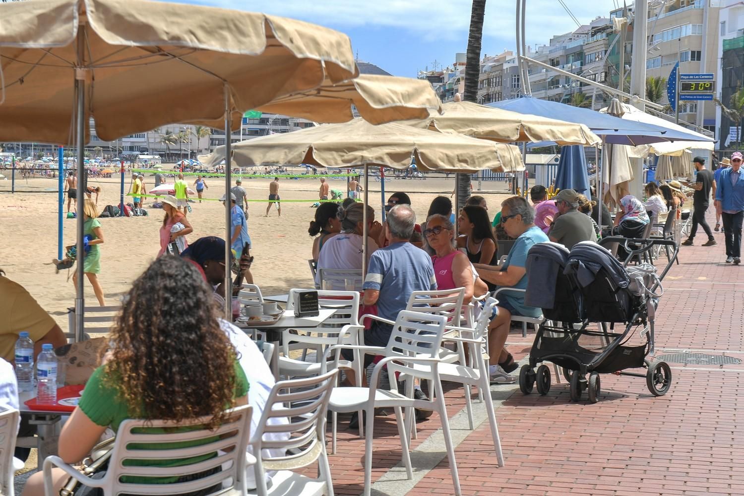 Día de playa en Las Canteras tras la noche de San Juan