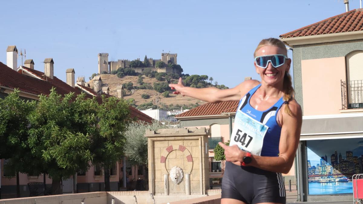 Raquel Hernández celebra la victoria en la Media Córdoba-Almodóvar.