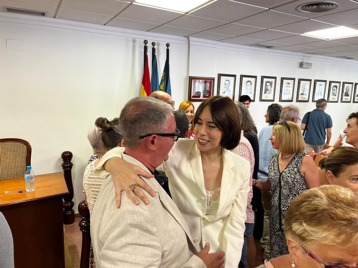 Diana Morant felicita a Ramón Gómez por su nombramiento como nuevo alcalde de Llombai.