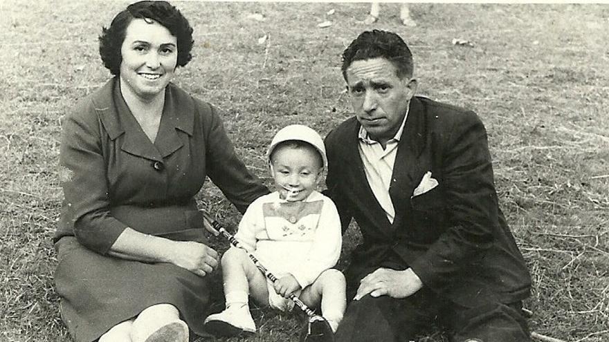 Vázquez, con su marido Joaquín y su hijo Enrique a comienzos de los años sesenta. | F. D.