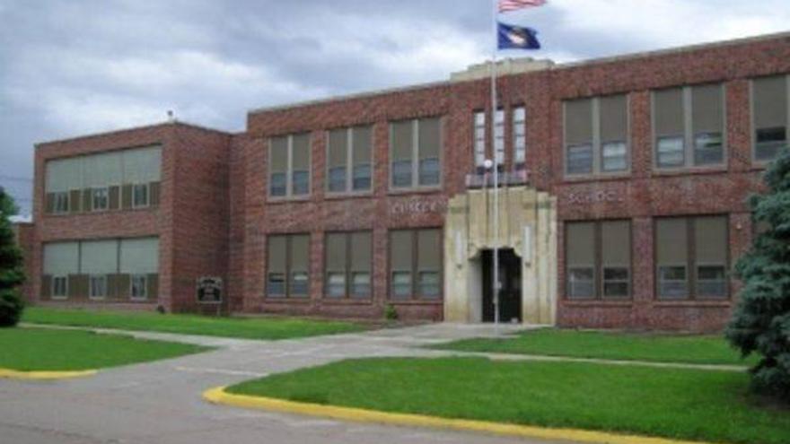 Un instituto de Nebraska permitirá a los estudiantes posar con armas en la foto en el anuario