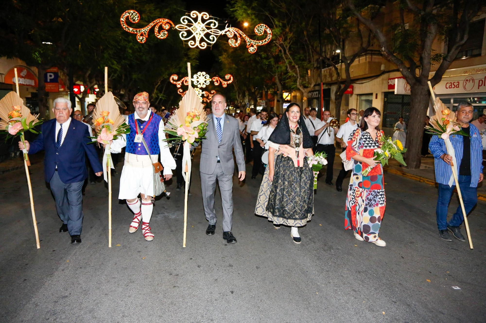 Las mejores imágenes en la Ofrenda al Cristo de la Paz de Sant Joan