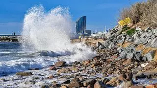 Las olas causadas por la borrasca 'Nelson' vuelven a comerse las playas de Barcelona