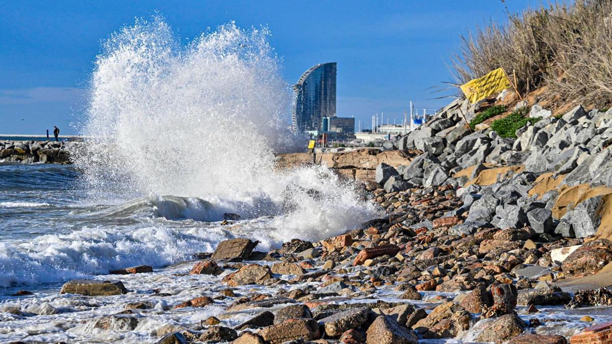 Las olas causadas por la borrasca 'Nelson' vuelven a comerse las playas de Barcelona