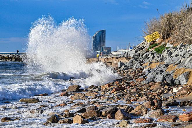 Las olas causadas por la borrasca Nelson vuelven a comerse las playas de Barcelona