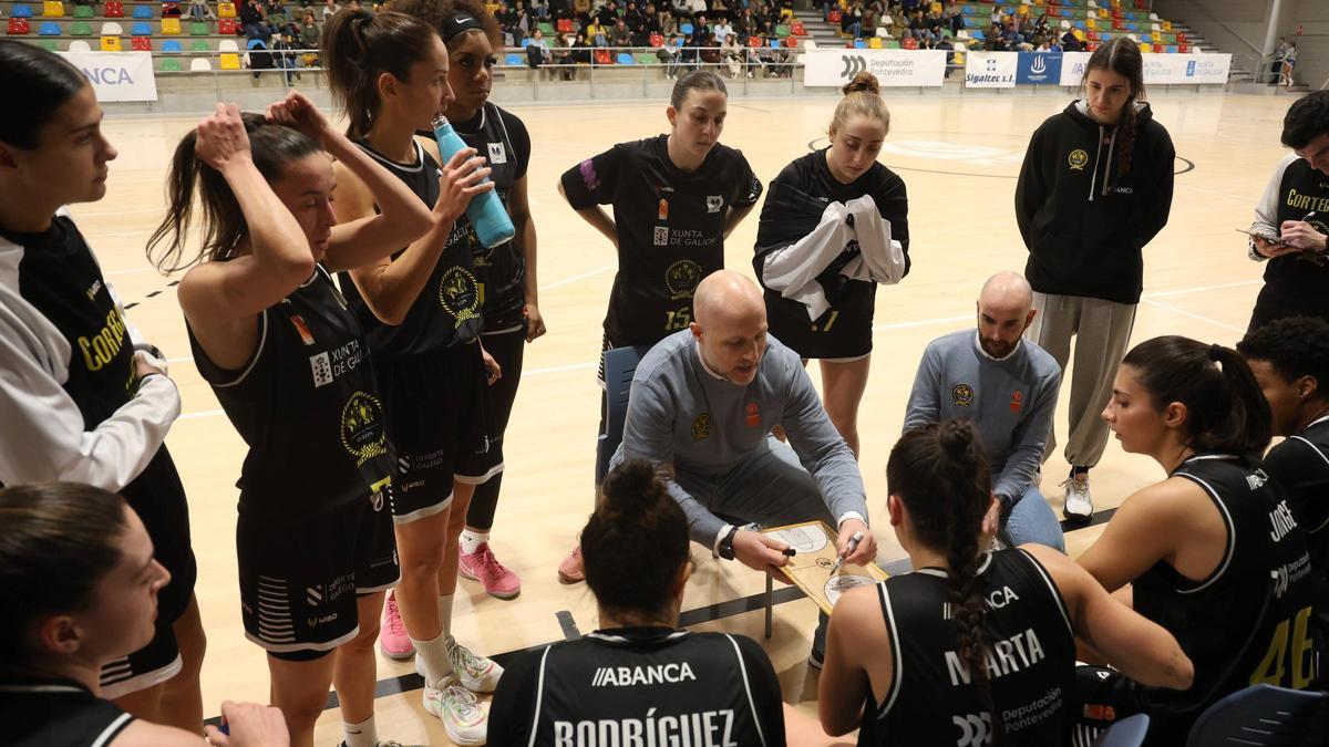 Manu Santos dando instrucciones en el último partido en el Sara Gómez.