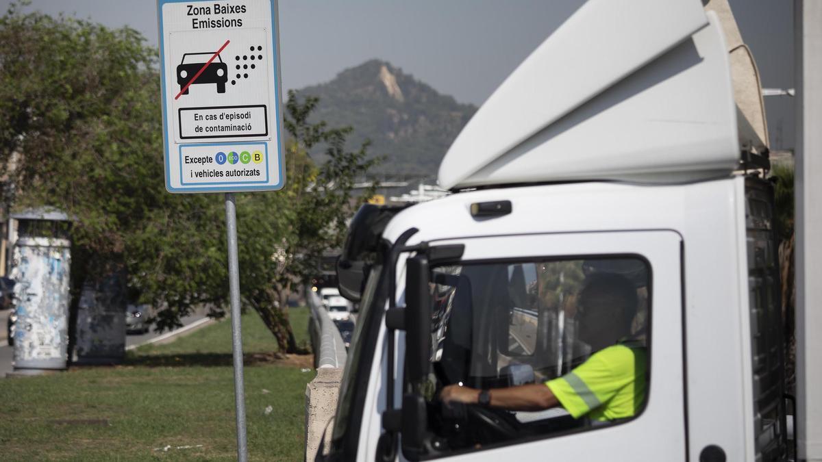 Els transportistes convoquen una marxa lenta dilluns contra la zona de baixes emissions