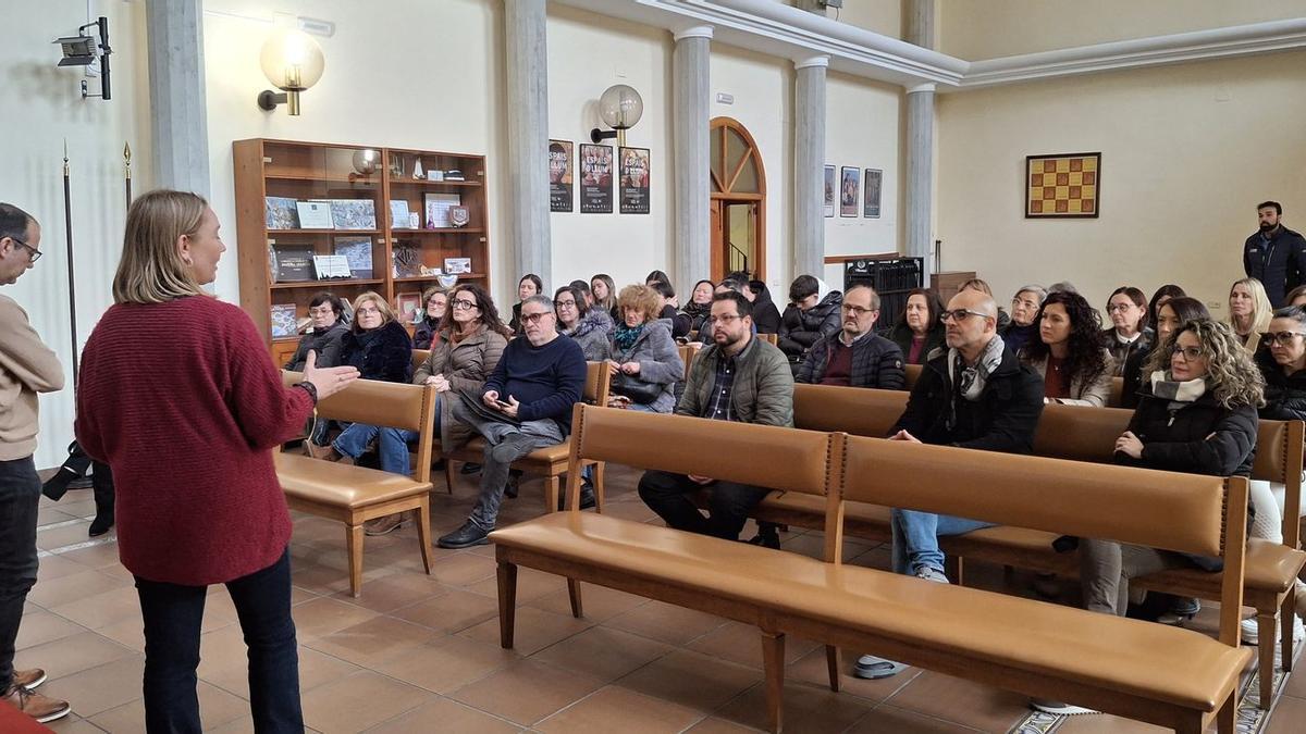 La vicealcaldessa, Maria Fajardo; i el regidor de Comerç, Xus Madrigal, durant la trobada amb comerciants en la Casa dels Mundina.