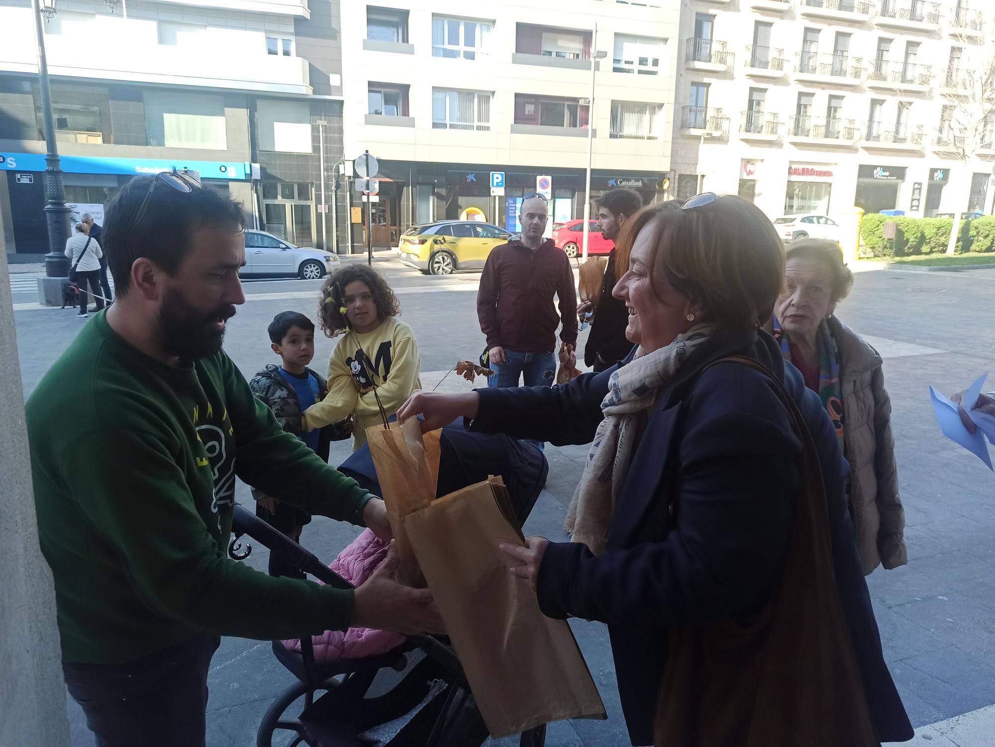 Árboles para la huerta, para cerrar una finca o para replantar en el monte en Siero: así son los usos que dan los vecinos a los plantones repartidos por el Ayuntamiento