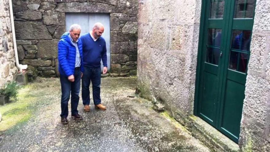 El alcalde y un técnico, ayer, durante la visita a la zona en la que se realizarán las obras.