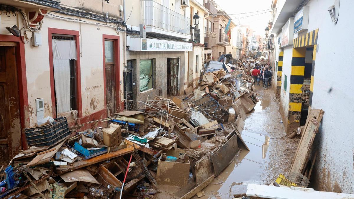 Els carrers de Paiporta plens d’estris després de la dana que va arrasar part de la província de València el passat 29-O