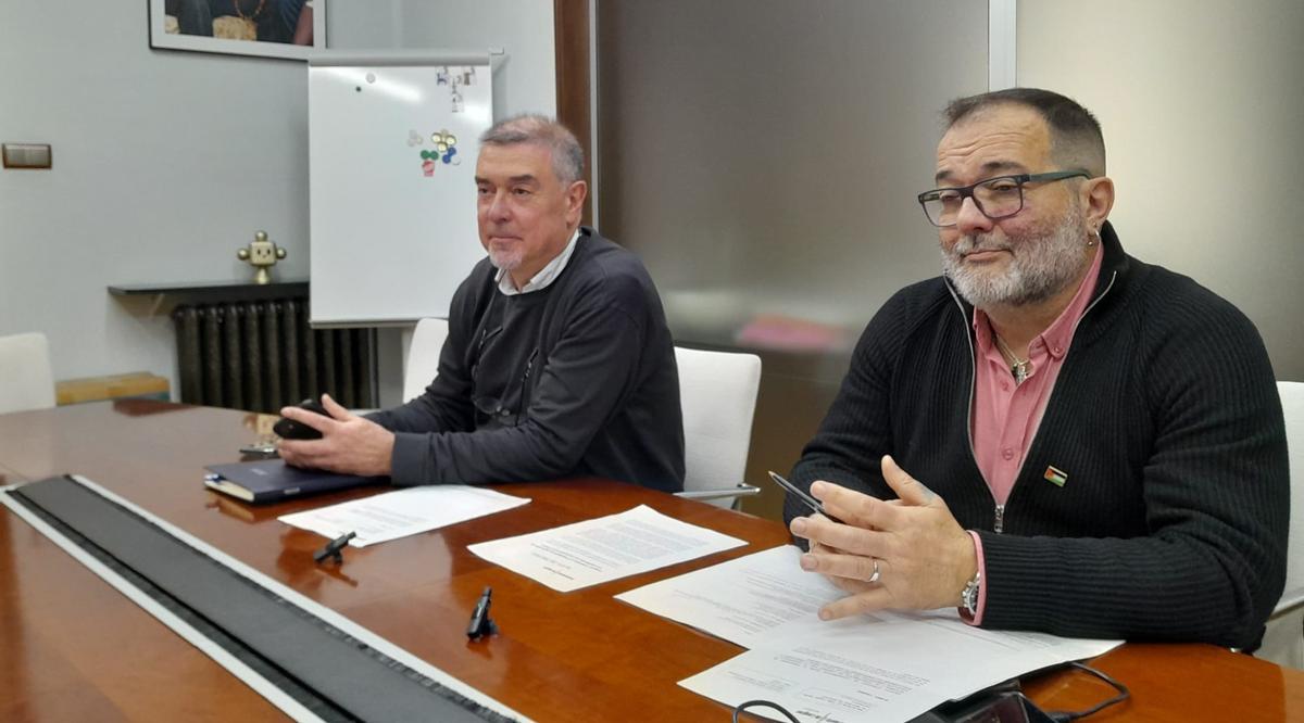 José Antonio Cases y Roberto García, este martes en el Ayuntamiento de Langreo.