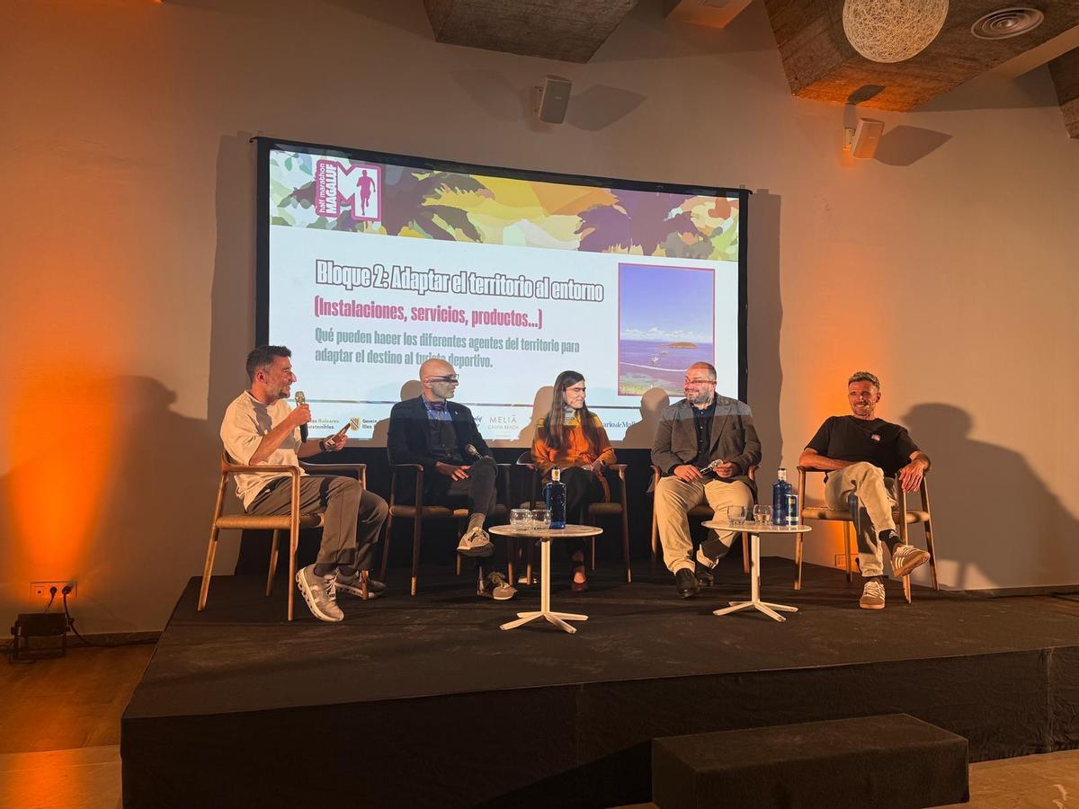 Los participantes de la mesa redonda ‘El binomio Turismo+Deporte en Magaluf’