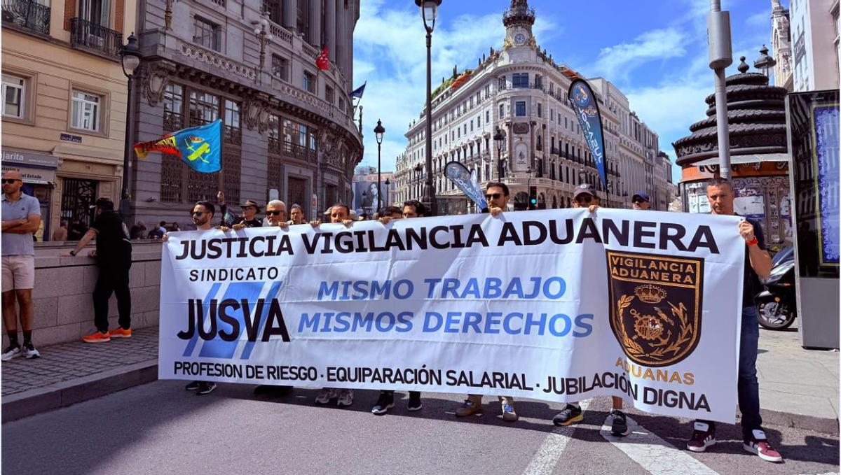 Miembros de la central Jusva de agentes del Servicio de Vigilancia Aduanera se manifestaron en Madrid este sábado.