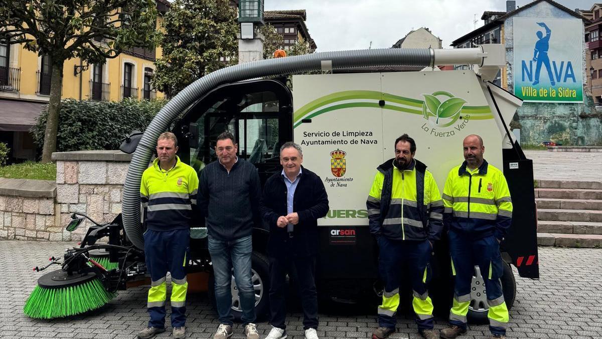 El alcalde, Juan Cañal, y varios trabajadores municipales, con la barredora