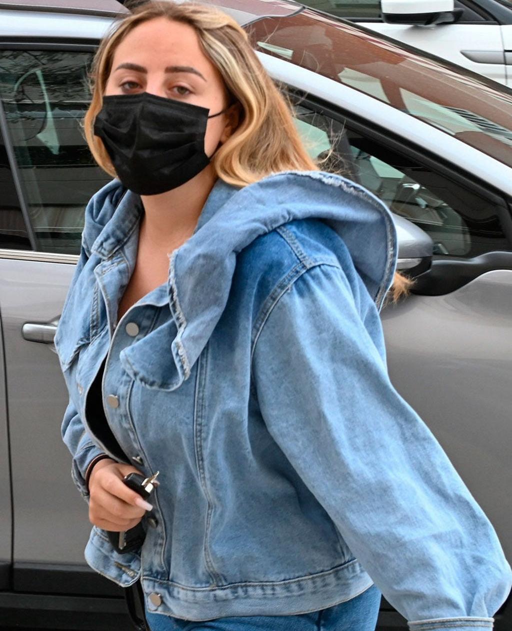 Rocío Flores por la calle con mascarilla