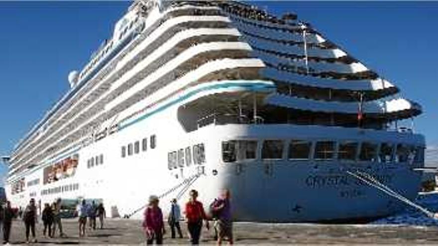 El «Crystal Serenity», en una imatge del novembre de 2013 atracat al port de Palamós.