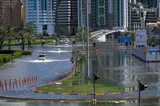 Las inundaciones en Dubai complican la ciudad y obligan a cerrar aeropuertos