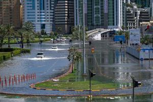 Las inundaciones en Dubai complican la ciudad y obligan a cerrar aeropuertos