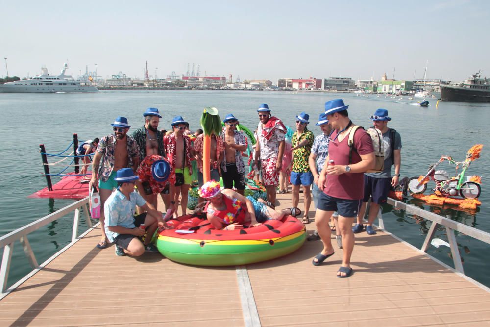 Regata de barcos locos en La Marina de València